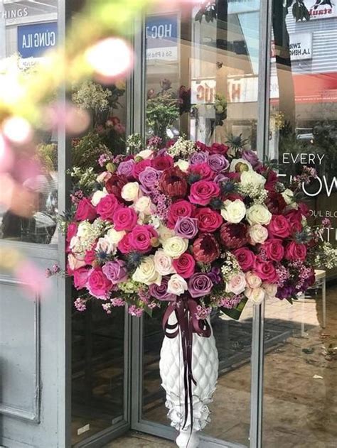 Những bó hoa hot trend nhất dịp 20 10 Siêu to khổng lồ hoa nhập độc nhất vô nhị