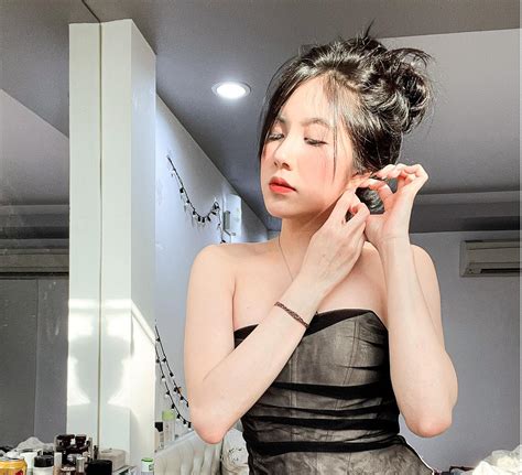 Soi ảnh check in của hot girl bánh tráng Trân Mèo thấy ngay cả rổ công thức sống ảo bảo sao