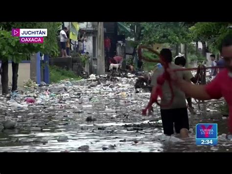 Habitantes de Juchitán entre lodo y basura por desbordamiento de río