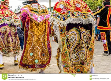 Bailarines Populares Tradicionales En La Calle Guatemala Fotograf A