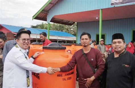 Wabup Kukar Rendi Solihin Serahkan Bantuan Tandon Ke Warga Muara Badak