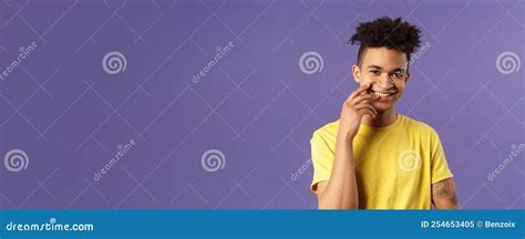 Retrato De Clausura De Encantador Joven Hispano Gay Con Tatuajes De Terror Tocando El Labio