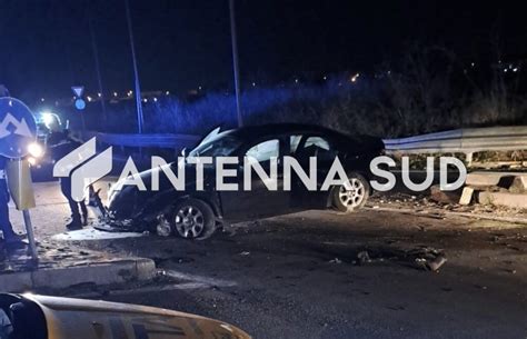 Taranto Auto Senza Controllo Si Schianta Contro Guardrail Ferito Grave