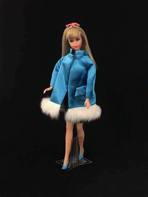 Lot BLONDE TWIST TURN BARBIE BLUE EYE LINER WEARS DRESS FROM BEAUTIFUL BLUES WITH