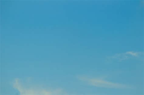 Céu Azul Sem Nuvens - Foto de Céu Azul Com Nuvens Brancas Céu Sem Nuvens Céu Azul Com Uma ...