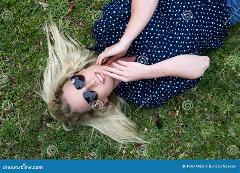 Belle Femme Blonde Avec Des Lunettes De Soleil Image stock Image du mûr vert 46477485