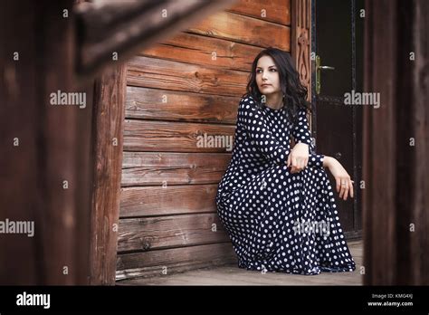Giovane Ragazza Carina Con Lunghi Brunette Capelli In Vintage Abito Nero In Bianco Piselli