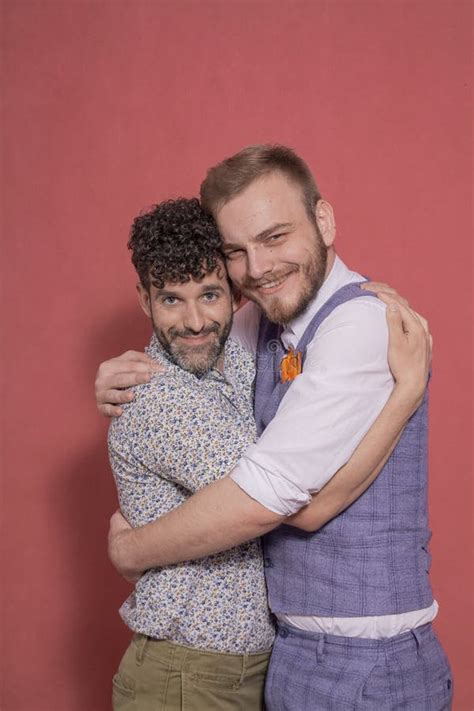 Abrazando A Una Pareja Gay Buscando Una C Mara Foto De Archivo Imagen De Homosexuales Tonto