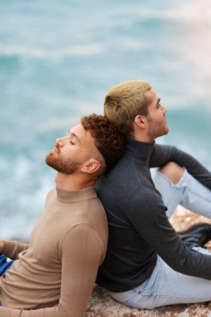 Couple Gay Affectueux Et Passer Du Temps Ensemble Sur La Plage Photo Gratuite