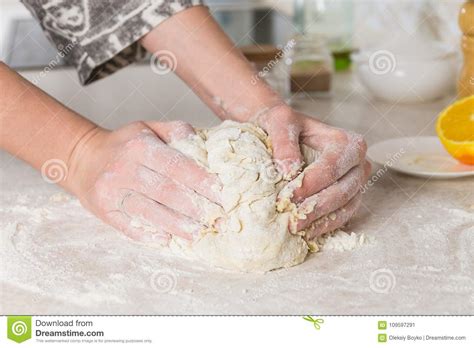 Primer De Las Manos Femeninas Que Amasan La Pasta En Cocina