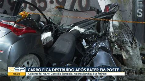 Carro Bate Em Poste E Deixa Quatro Feridos Em Avenida Da Zona Norte De