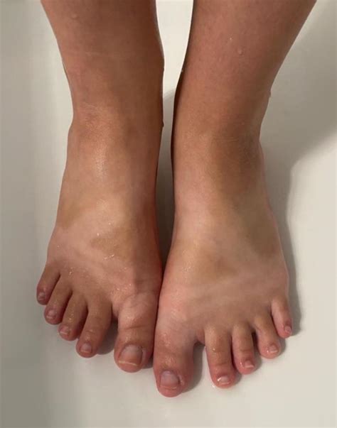 Naked Shower Toes Scrolller