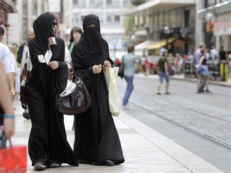 Mehrheit befürwortet laut Umfrage ein Burka Verbot in der Schweiz 1815 ch