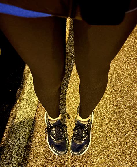 Couldn’t hold it when coming back home - Omorashi videos - Omorashi