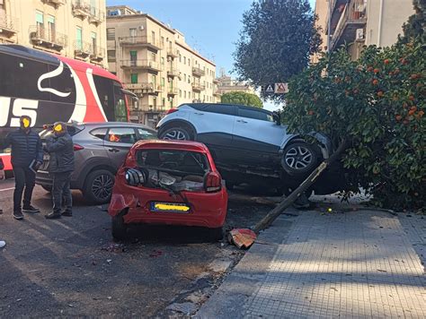 Tragedia Sfiorata Sul Viale Boccetta Pullman Di Linea Non Trattiene La