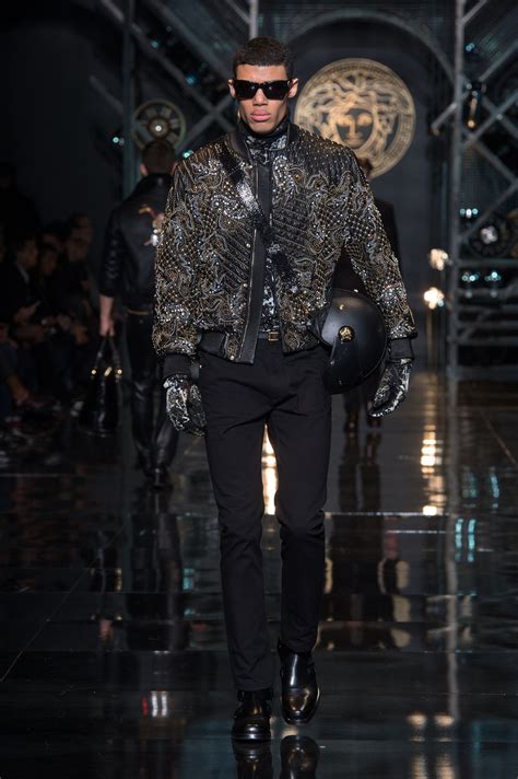 Костюмы от версаче - 82 фото