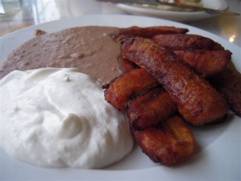 Platanos fritos con crema y frijoles. | All Things El Salvador