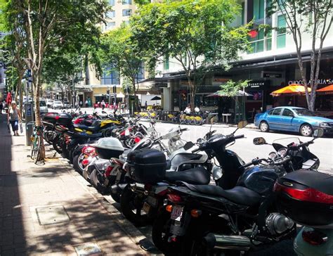 A Rua Urbana Motocicletas Estacionou Ao Longo De Uma Lateral E Para