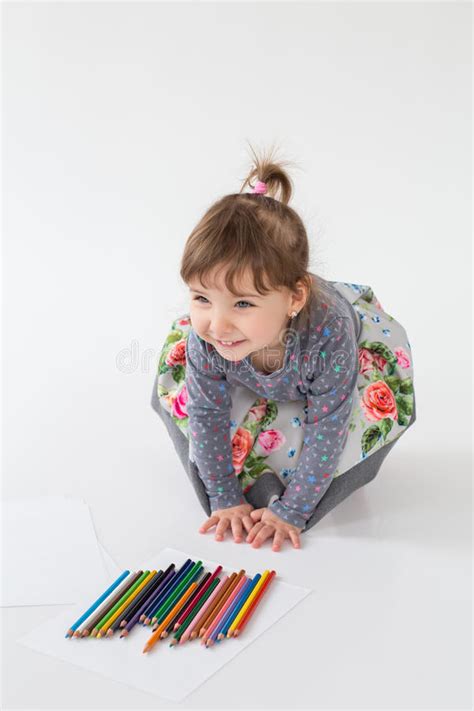 Portrait D Une Petite Fille Mignonne S Asseyant Sur Le Plancher Photo