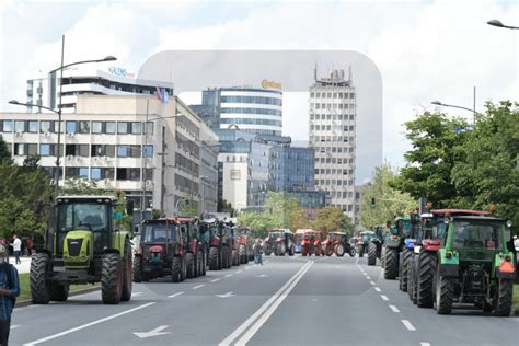 Poljoprivrednici Protestuju U Novom Sadu Traktori Parkirani Kod Banovine