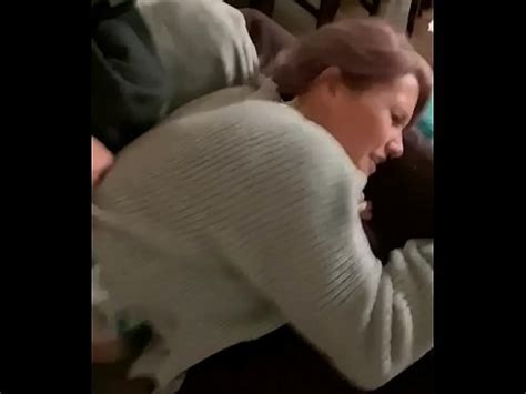 Follada rápida milf en el sofá XVIDEOS