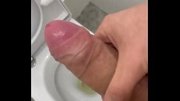 orinó en el inodoro y luego se masturbó con un poderoso golpe de semen XVIDEOS