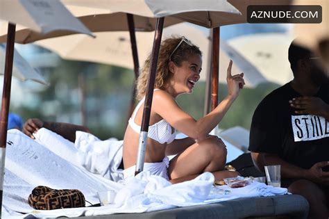 Jasmine Sanders Wears A White Bikini With A Matching Wrap At The Beach With Friends In Miami