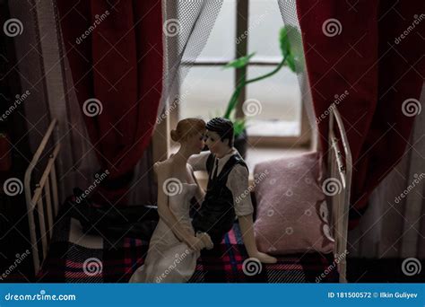 Schöne Leidenschaftliche Junge Paare Auf Bett Liegen Und Sex Haben Sinnlicher Mann Und