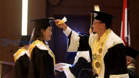 Foto Acara Wisuda Mahasiswa Poltekkes Kemenkes Pontianak Yang Ke Xxv