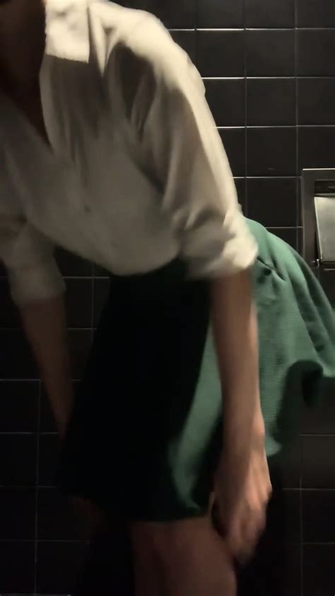 The Waitress Showed Her Pussy For A Tip