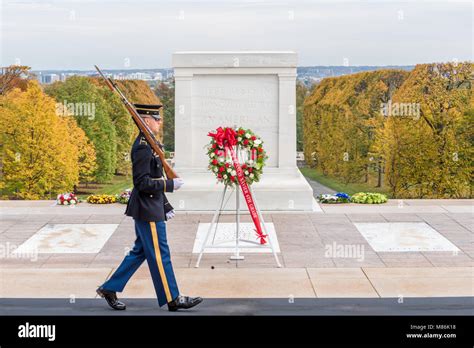 Guard, Tomb of the Unknown Soldiers, Arlington National Cemetery ...