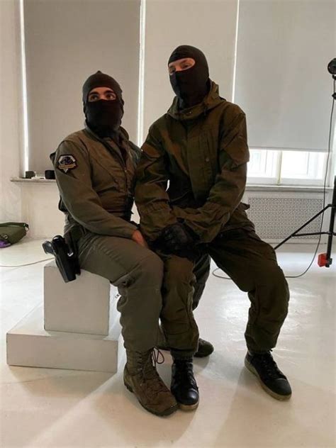 Pin By Reversec Wgirl On Men In Uniform Hot Army Men Army Men