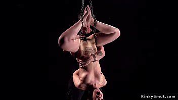 Pelirroja encadenada en suspensión al revés XVIDEOS