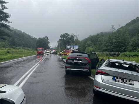 Accident Ntre Trei Autoturisme Pe Dn N Jude Ul Bra Ov Patru