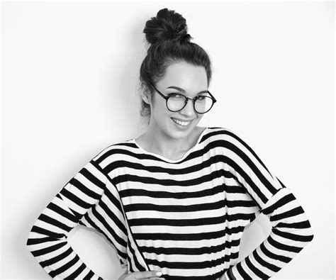 Retrato Do Modelo De Menina Jovem Morena Linda Maquiagem Nude Em Copos Em Roupas De Ver O