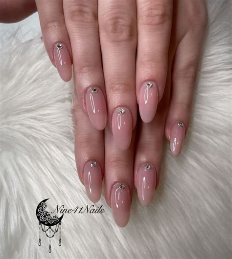 These 20 Nude Nails Are A Minimalistic Trend Sweeping Social Media