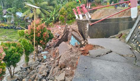 Tanah Longsor Nyaris Timbun Rumah Warga Dan Merusak Bangunan Milik Desa