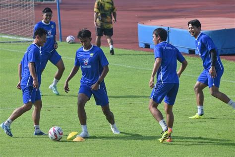 Latihan Perdana Persib Dihadiri Pemain Tanpa Asing Dan Hodak