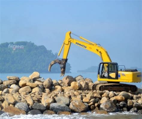 Batu Pemecah Ombak Di Tepi Pantai Tidak Ampuh Menahan Gelombang Tsunami