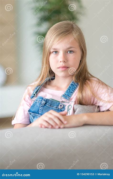 Portret Van Zitting Van Het Blonde De Pre Tienermeisje Op Laag Stock Afbeelding Image Of