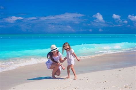 Feliz Madre E Hija Divertirse Durante Poco Playa Tropical Foto De Stock