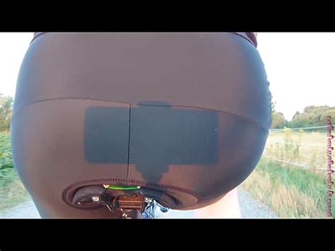 Sexy Po Auf Dem Fahrradsattel XVIDEOS
