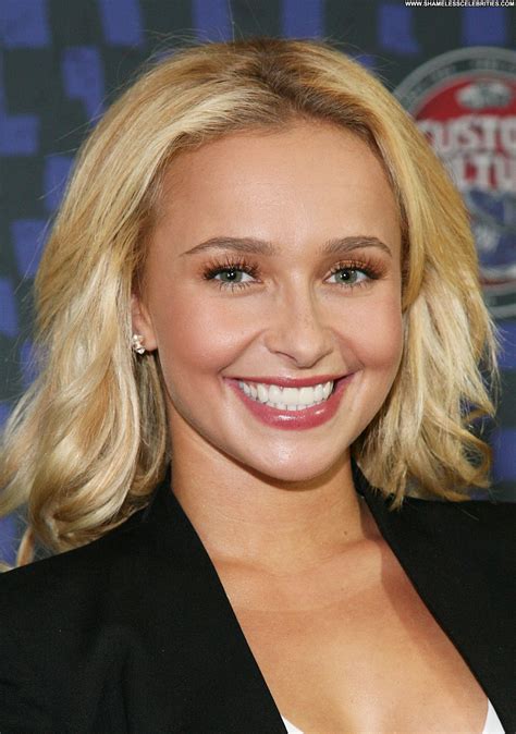 Hayden Panettiere Posing Hot High Resolution Babe Celebrity