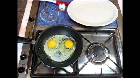 How To Cook A Over Medium Fried Egg Youtube