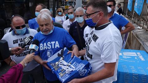 Clamorosa Manifestazione Di Protesta Del Sappe A Bari Strappati