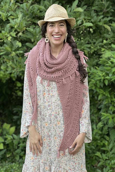 Вязаная спицами серповидная шаль Wishbone