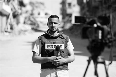التقط لي صديقي هذه الصورة وخلفي مباشرة كان الصديق إسماعيل يُعد تقريره