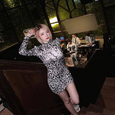 Hot girl Chỉ Quạt gặp nhầm với nữ MC Remind khán giả xôn xao tưởng là AI chỉnh ảnh