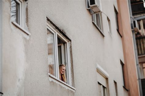 Kostenlose Bild blonde Haare junge Frau auf der Suche Fenster Fassade Gebäude Architektur