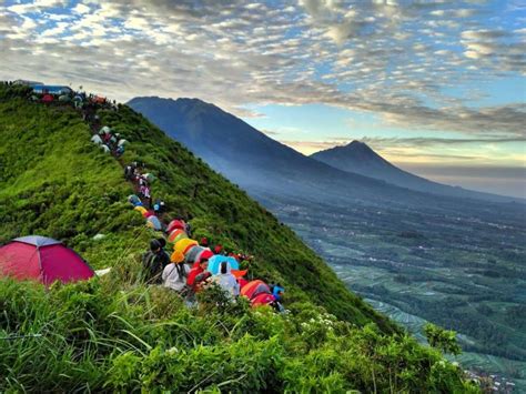 Pemandangan Yang Sangat Indah dari Puncak Gunung Andong Magelang